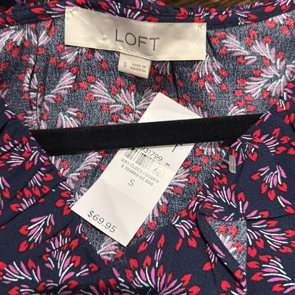 **NWT** LOFT Heart Bouquet Ruffle V-Neck - Picture 5 of 6